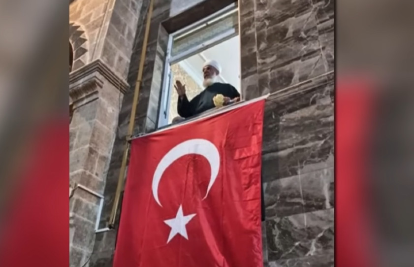 Αναστάτωση στην Τουρκία: Σεΐχης θρησκευτικής αίρεσης συγκέντρωσε χιλιάδες στη Σμύρνη – Βίντεo