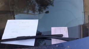 Οδηγός μπλόκαρε ράμπα ΑμεΑ και σχολικό: Το viral σημείωμα αποδοκιμασίας από τους πολίτες