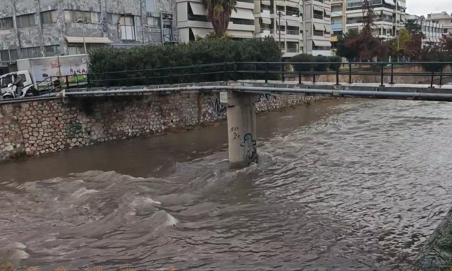 Κακοκαιρία: Συναγερμός στον Ιλισό – Άρχισε να ανεβαίνει η στάθμη του νερού (video)