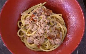 Ιταλική απλότητα με μεσογειακή ψυχή: Μπουκατίνι λεμονιού με τόνο – Μια μοναδική συνταγή του Δημήτρη Σκαρμούτσου