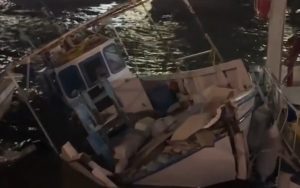 Η κακοκαιρία σαρώνει τα Δωδεκάνησα: Στη Ρόδο πλοία και αλιευτικά χτυπιούνται από τα κύματα