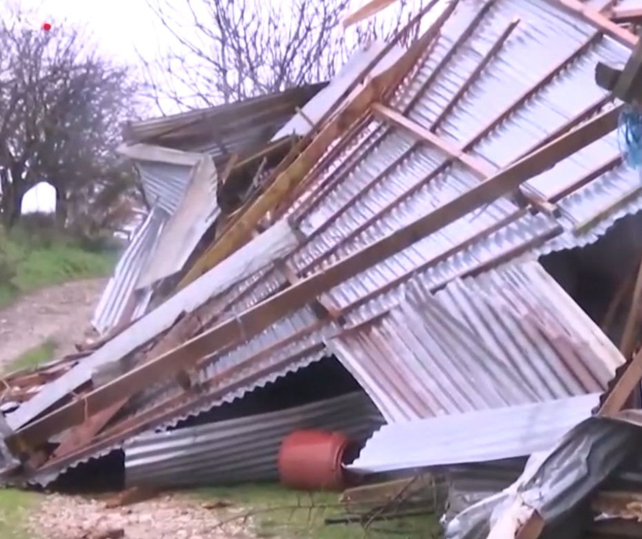Ανεμοστρόβιλος ισοπέδωσε στάβλο στην Πηνεία Ηλείας – Δεκάδες ζώα χάθηκαν
