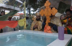 Τα εντυπωσιακά Θεοφάνια της Αιθιοπικής κοινότητας στα Σπάτα – Ο «χορός» του νερού, τα «νέτελα» και ο ρυθμός της αρχαιότερης παράδοσης