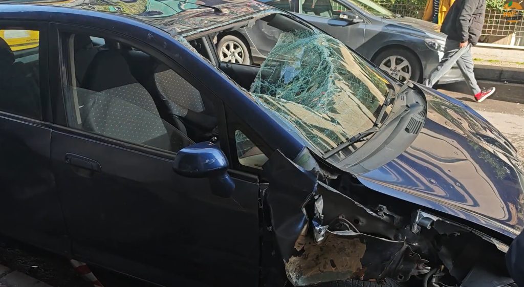 Τροχαίο με ανατροπή οχήματος και τραυματισμό ενός άνδρα στον Βύρωνα – Προκλήθηκαν φθορές και σε δύο σταθμευμένα