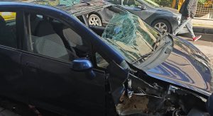 Τροχαίο με ανατροπή οχήματος και τραυματισμό ενός άνδρα στον Βύρωνα – Προκλήθηκαν φθορές και σε δύο σταθμευμένα