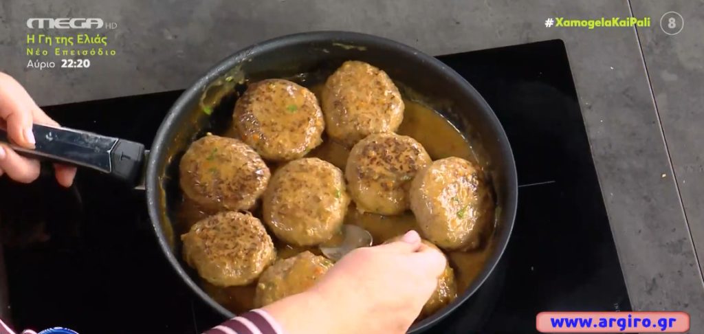 Ζουμερά μπιφτέκια γεμιστά με λεμονάτη σάλτσα από την Αργυρώ Μπαρμπαρίγου