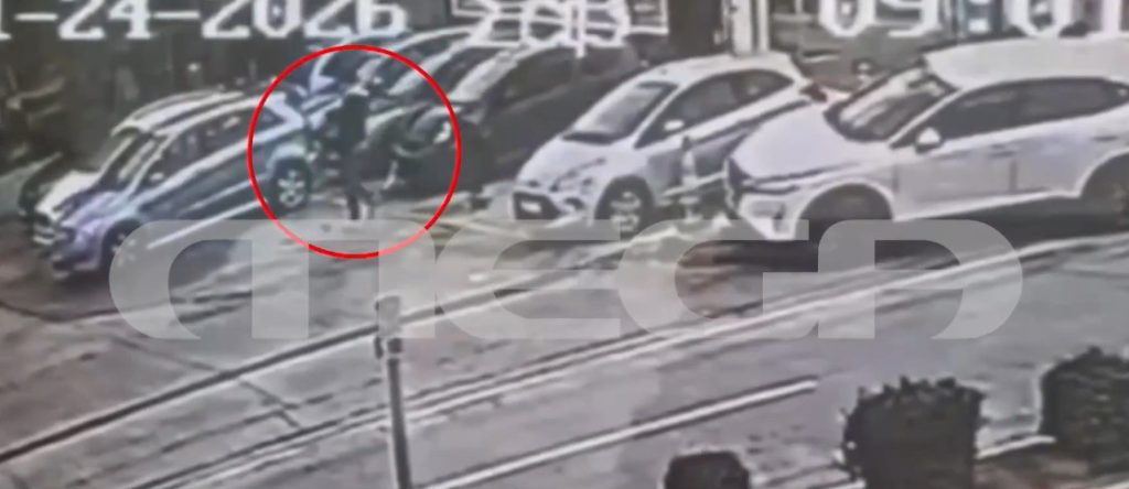 Βριλήσσια: Η στιγμή που ο άνδρας παρασύρει με το αυτοκίνητό του την υπάλληλο των ΕΛΤΑ (video)