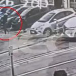 Βριλήσσια: Η στιγμή που ο άνδρας παρασύρει με το αυτοκίνητό του την υπάλληλο των ΕΛΤΑ (video)