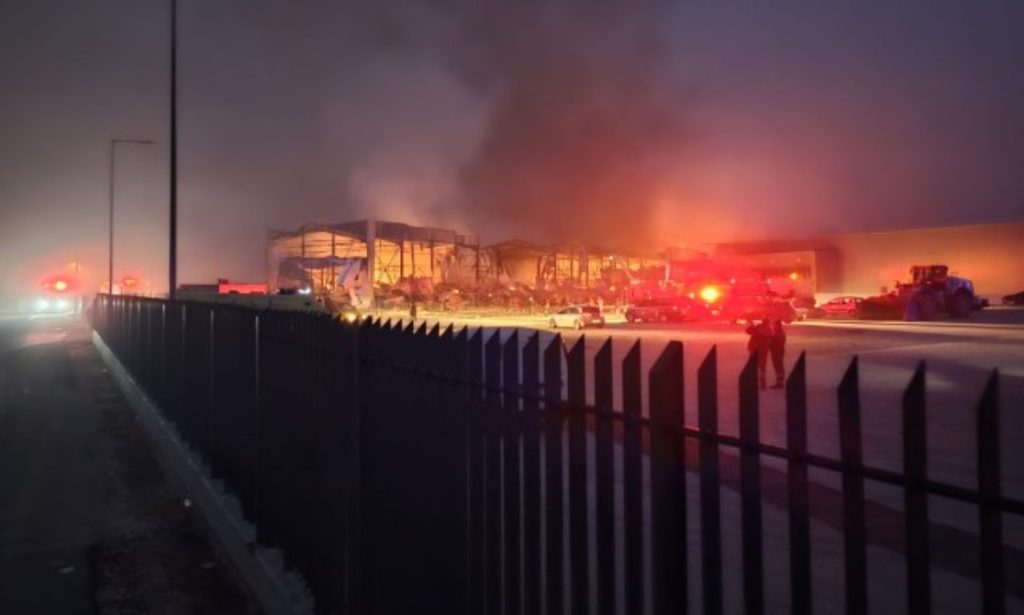 Μεγάλη πυρκαγιά σε εργοστάσιο τροφίμων στα Τρίκαλα – Στο νοσοκομείο 12 εργαζόμενοι, αγνοούνται 5