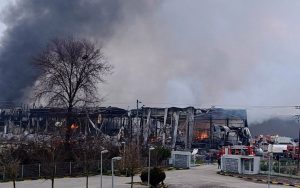 Φωτιά σε εργοστάσιο στα Τρίκαλα: Ανασύρθηκαν τρεις σοροί γυναικών – Αγνοούνται άλλες δύο εργαζόμενες