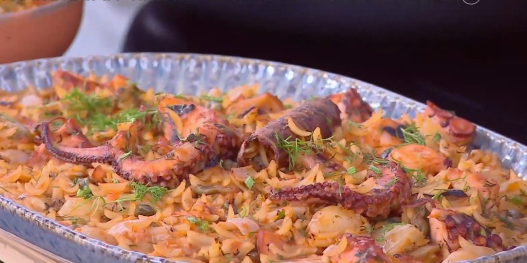 Γιουβέτσι χταπόδι στην κατσαρόλα με κοκκάρια από τον Δημήτρη Σκαρμούτσο (video)