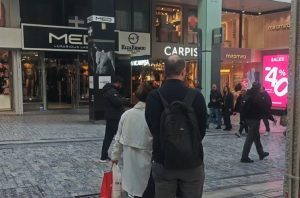 Αθηναϊκή βόλτα στα καταστήματα πριν τα ακραία καιρικά φαινόμενα