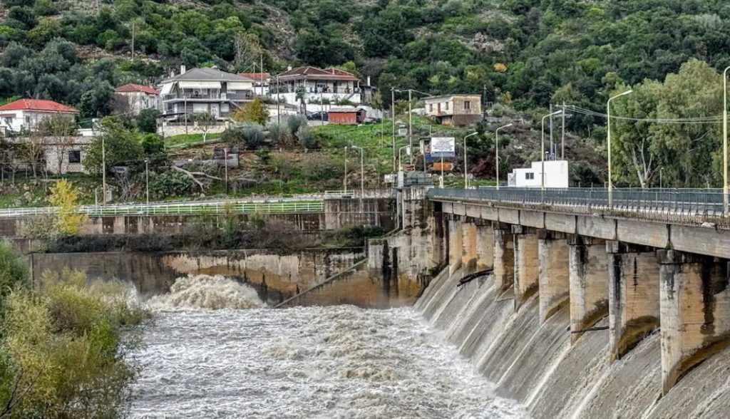 Καταστροφές από τις βροχές στην Ήπειρο: Ο ποταμός Καλαμάς «πνίγει» καλλιέργειες και δρόμους