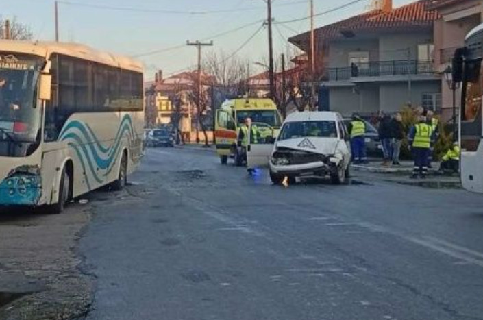 Χαλκιδική: Σύγκρουση σχολικού λεωφορείου με βαν – Τρεις μαθητές τραυματίες