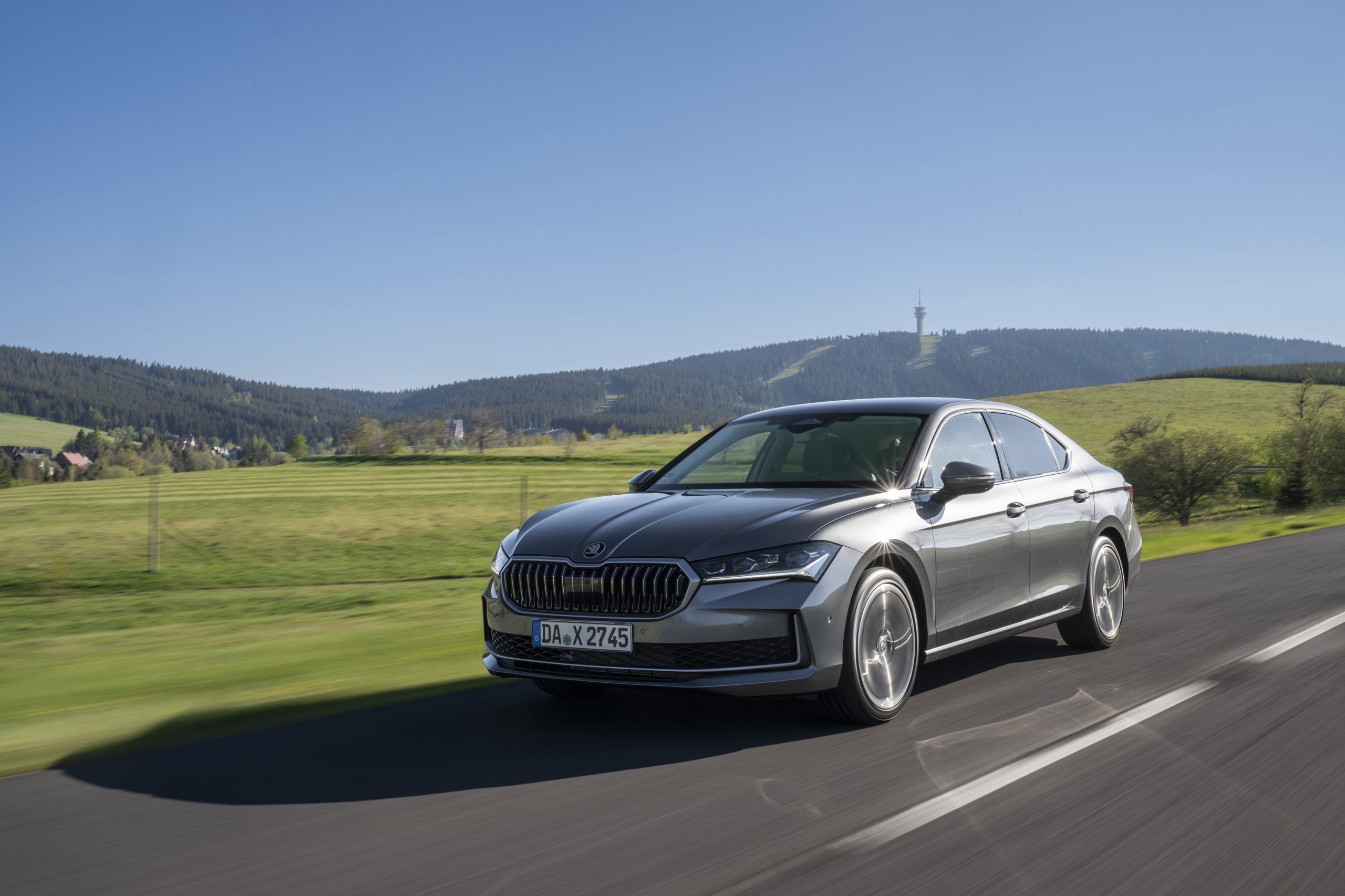 &Tau;&omicron; Skoda Superb &kappa;&alpha;&tau;&alpha;&rho;&rho;ί&pi;&tau;&epsilon;&iota; &pi;&alpha;&gamma;&kappa;ό&sigma;&mu;&iota;&omicron; &rho;&epsilon;&kappa;ό&rho;: 2.831 &chi;&lambda;&mu;. &mu;&epsilon; έ&nu;&alpha; &gamma;έ&mu;&iota;&sigma;&mu;&alpha;