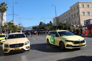 Προς νέα απεργία τα ταξί – Με καπνογόνα και συνθήματα έφτασαν στη Βουλή