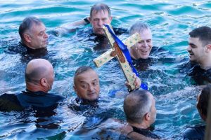 Θεοφάνια στην Πειραϊκή: Κοσμοσυρροή, νησιώτικος αέρας και απλότητα στον «Όρμο της Αφροδίτης» (βίντεο)