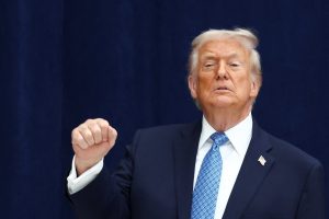 Τραμπ:«Η Μελάνια αντιπαθεί να με βλέπει να χορεύω» – Τα ειρωνικά σχόλια για τις τρανς αθλήτριες