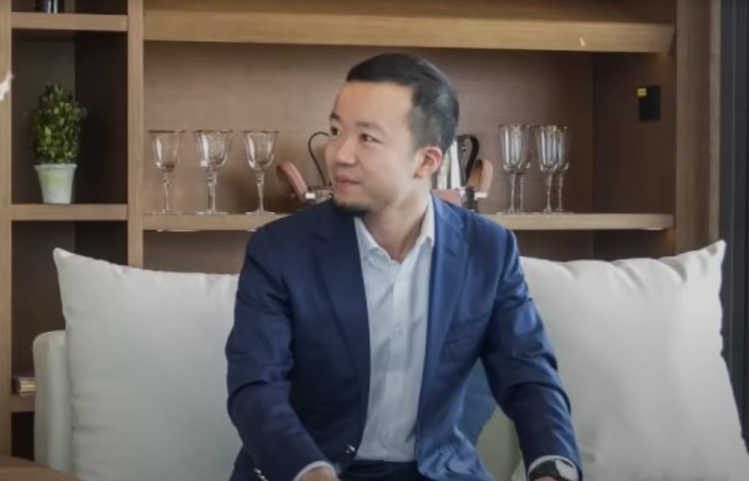 Τσεν Ζι: Ποιος είναι ο νεαρός δισεκατομμυριούχος που κατηγορείται ως ο «βασιλιάς της απάτης» σε όλο τον κόσμο