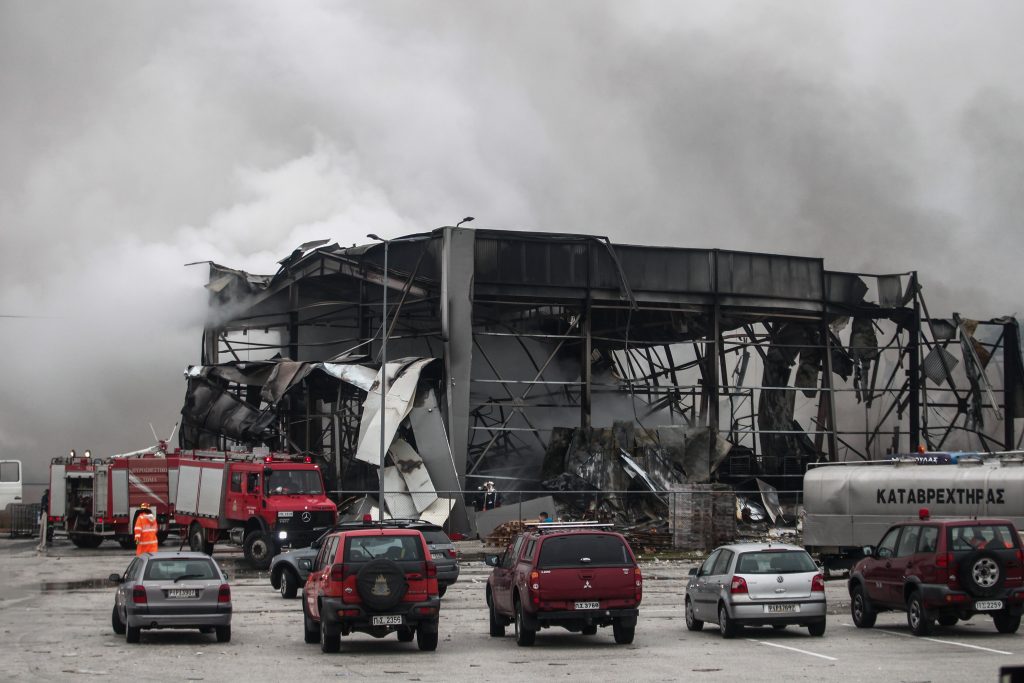 Ανείπωτη τραγωδία στα Τρίκαλα: «Έχει ισοπεδωθεί η μία πτέρυγα του εργοστασίου – Η έκρηξη ακούστηκε σε όλη την πόλη»
