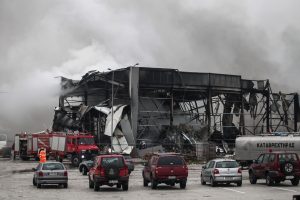 Ανείπωτη τραγωδία στα Τρίκαλα: «Έχει ισοπεδωθεί η μία πτέρυγα του εργοστασίου – Η έκρηξη ακούστηκε σε όλη την πόλη»