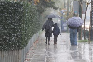 Επελαύνει η κακοκαιρία: Καταιγίδες και θυελλώδεις άνεμοι σαρώνουν τη χώρα – Live η πορεία της