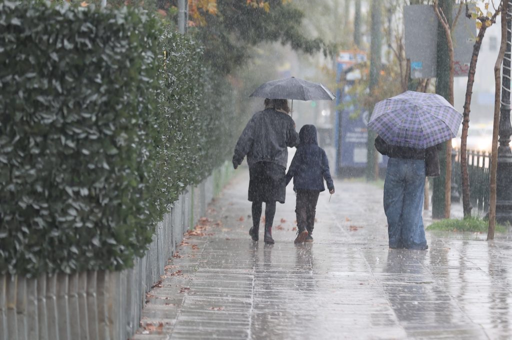 Επελαύνει η κακοκαιρία: Καταιγίδες και θυελλώδεις άνεμοι σαρώνουν τη χώρα – Live η πορεία της