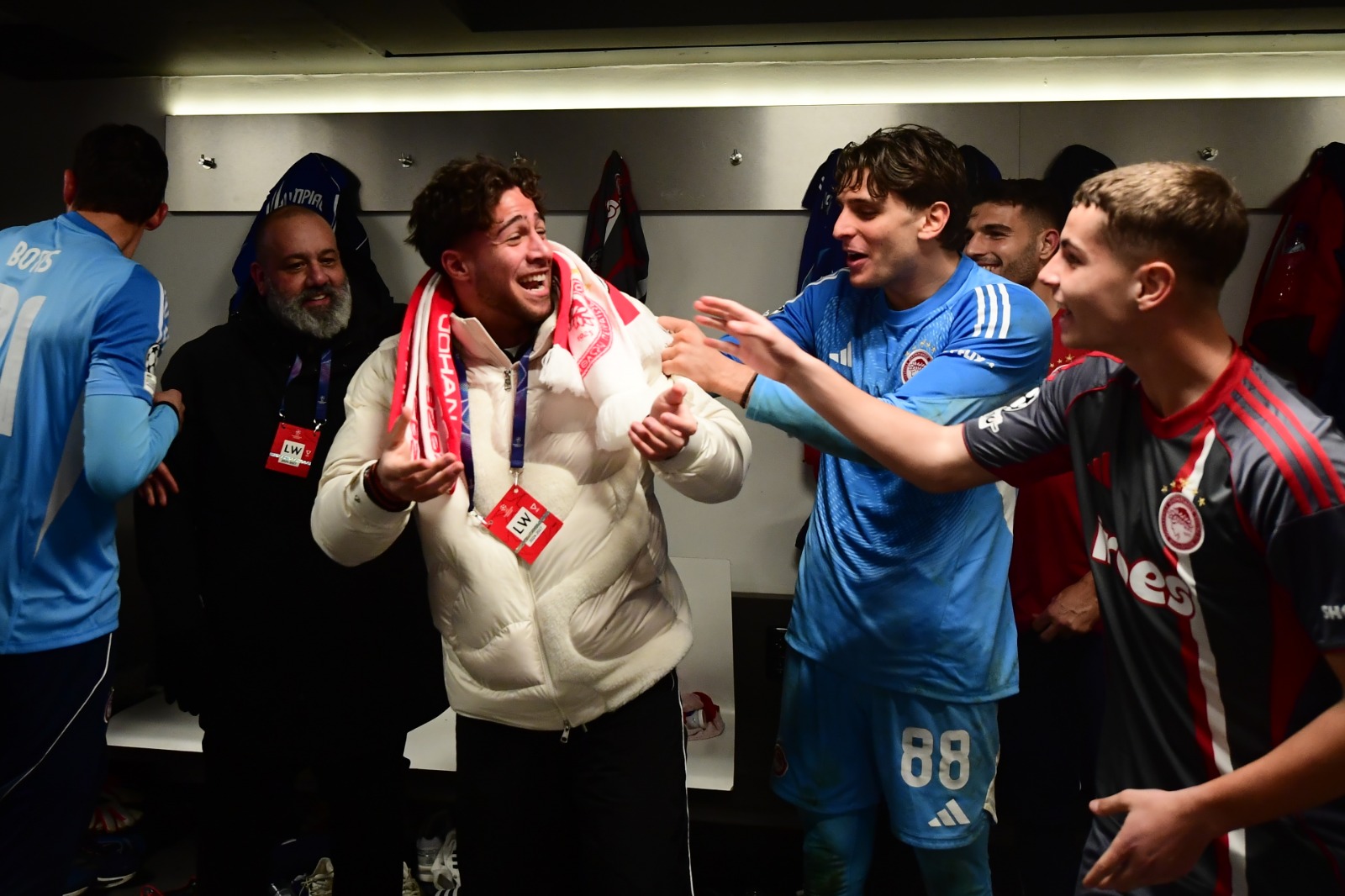 &Sigma;&tau;&alpha; &alpha;&pi;&omicron;&delta;&upsilon;&tau;ή&rho;&iota;&alpha; &tau;&omicron;&upsilon; &Omicron;&lambda;&upsilon;&mu;&pi;&iota;&alpha;&kappa;&omicron;ύ &omicron; &Mu;&pi;ά&mu;&pi;&eta;&sigmaf; &Kappa;&omega;&sigma;&tau;&omicron;ύ&lambda;&alpha;&sigmaf;: &Pi;&alpha;&nu;&eta;&gamma;ύ&rho;&iota;&sigma;&epsilon; &tau;&eta;&nu; &pi;&rho;ό&kappa;&rho;&iota;&sigma;&eta; &mu;&alpha;&zeta;ί &mu;&epsilon; &tau;&eta;&nu; &omicron;&mu;ά&delta;&alpha;