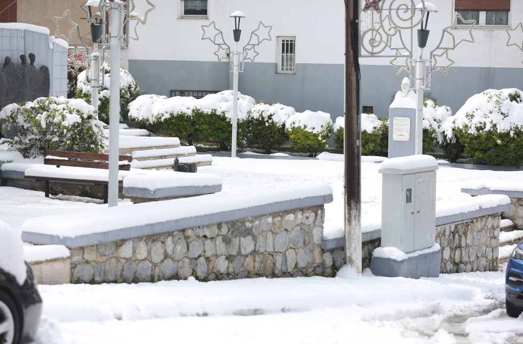 Καιρός: «Πολικές φωτοβολίδες» φέρνουν χιόνια ακόμα και στην Αττική – Διαδοχικά κύματα βάζουν «στον πάγο» την χώρα