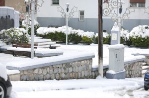 Καιρός: «Πολικές φωτοβολίδες» φέρνουν χιόνια ακόμα και στην Αττική – Διαδοχικά κύματα βάζουν «στον πάγο» την χώρα