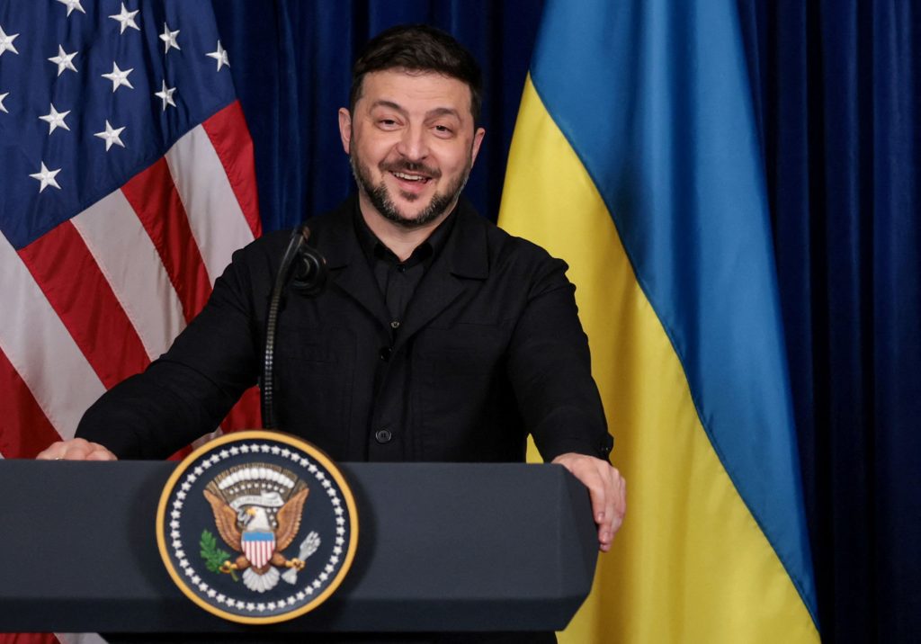 Βολοντίμιρ Ζελένσκι: Ξαναμοιράζει την τράπουλα στην κυβέρνησή του