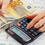 Σε διαβούλευση ο κατώτατος μισθός για το 2026 – Στόχος τα 950 ευρώ