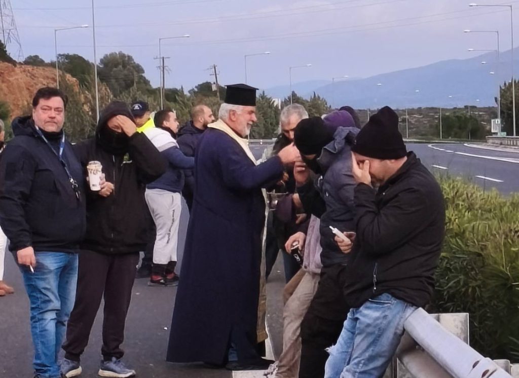 Αγρότες: Ιερέας έκανε… αγιασμό στο μπλόκο της Νεμέας