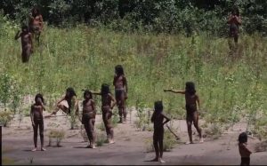 Σπάνιο βίντεο: Απομονωμένη φυλή του Αμαζονίου κινηματογραφείται για πρώτη φορά από κοντά