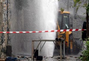 Αγωγός νερού «έσκασε» και τραυμάτισε εργάτες στη Θεσσαλονίκη