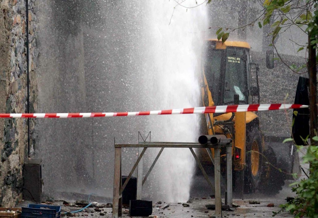 Αγωγός νερού «έσκασε» και τραυμάτισε εργάτες στη Θεσσαλονίκη (video)
