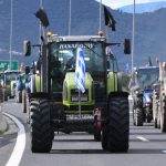 Μπλόκο Νίκαιας: Έκλεισαν την παλαιά εθνική οδό Λάρισας με τρακτέρ οι αγρότες – Τι καταγγέλλουν για τη συνάντηση στο Μαξίμου