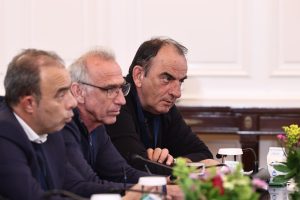 Ξεκίνησε η συνάντηση του πρωθυπουργού με την 31μελη αντιπροσωπεία των αγροτικών μπλόκων