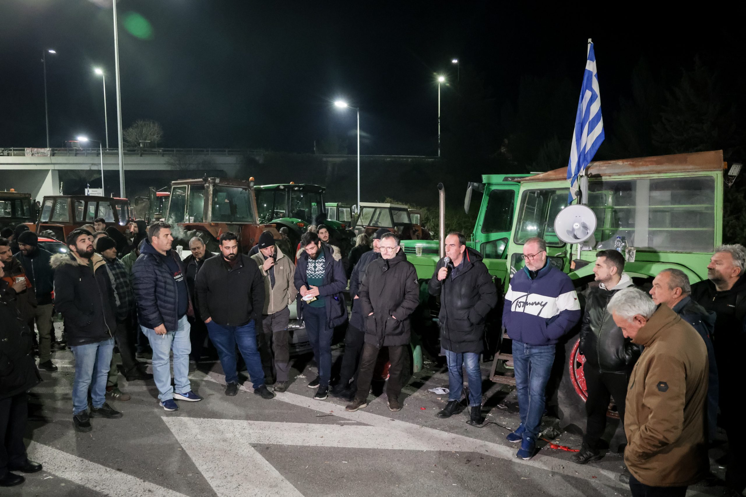 &Alpha;&gamma;&rho;ό&tau;&epsilon;&sigmaf;: &Mu;&epsilon; &alpha;&nu;&omicron;&iota;&chi;&tau;&omicron;ύ&sigmaf; &delta;&rho;ό&mu;&omicron;&upsilon;&sigmaf; &kappa;&alpha;&iota; &laquo;&kappa;ό&kappa;&kappa;&iota;&nu;&epsilon;&sigmaf; &gamma;&rho;&alpha;&mu;&mu;έ&sigmaf;&raquo; &tau;&omicron; &rho;&alpha;&nu;&tau;&epsilon;&beta;&omicron;ύ &mu;&epsilon; &Mu;&alpha;&xi;ί&mu;&omicron;&upsilon;