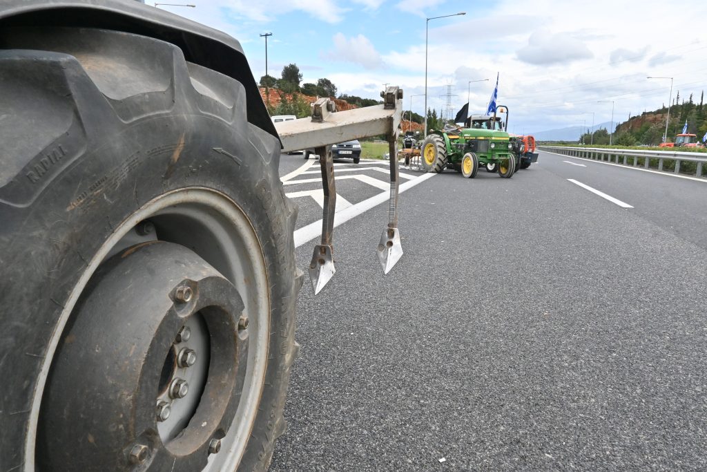 Οι αγρότες ανοίγουν τα διόδια του Ρίου – Αντιρρίου