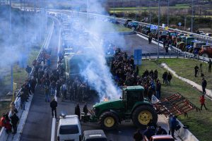 Πανελλαδική σύσκεψη αγροτών πριν την κρίσιμη συνάντηση με Μητσοτάκη – Πού παραμένουν μπλόκα