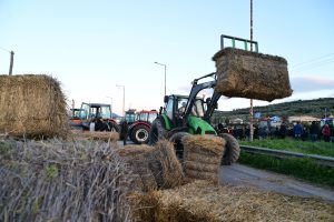 Μπλόκα αγροτών: Πού υπάρχουν κλειστοί δρόμοι, ποιοι άνοιξαν – Πυρετώδεις διαβουλεύσεις