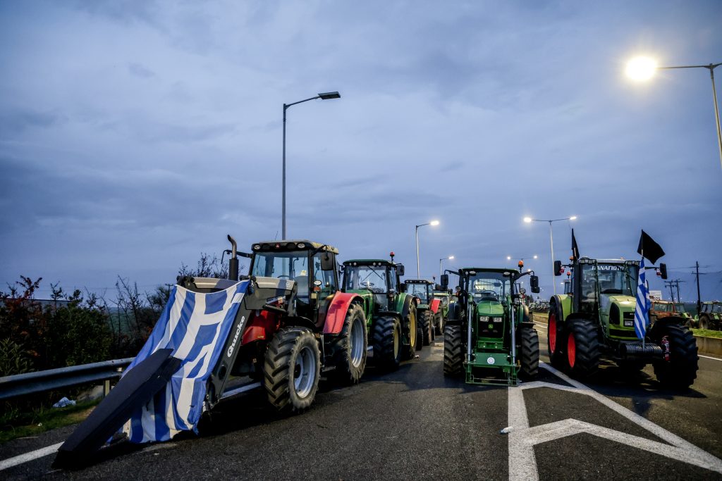 Αναβρασμός στα μπλόκα: Κομμένη στα δύο η Ελλάδα για 48 ώρες – Οι όροι της κυβέρνησης για συνάντηση στο Μαξίμου