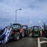 «Πόλεμος» στο μπλόκο της Νίκαιας: Βανδάλισαν τρακτέρ αγροτών που πήγαν στη συνάντηση με τον Μητσοτάκη – «Προδότες»