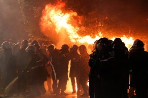 Αλβανία: Σοβαρά επεισόδια με μολότοφ και τραυματίες στα Τίρανα – Αντικυβερνητικές διαδηλώσεις