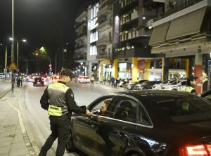 Μεθυσμένος οδηγός δεν σταμάτησε σε έλεγχο της Τροχαίας, αλλά δεν απέφυγε τη σύλληψη