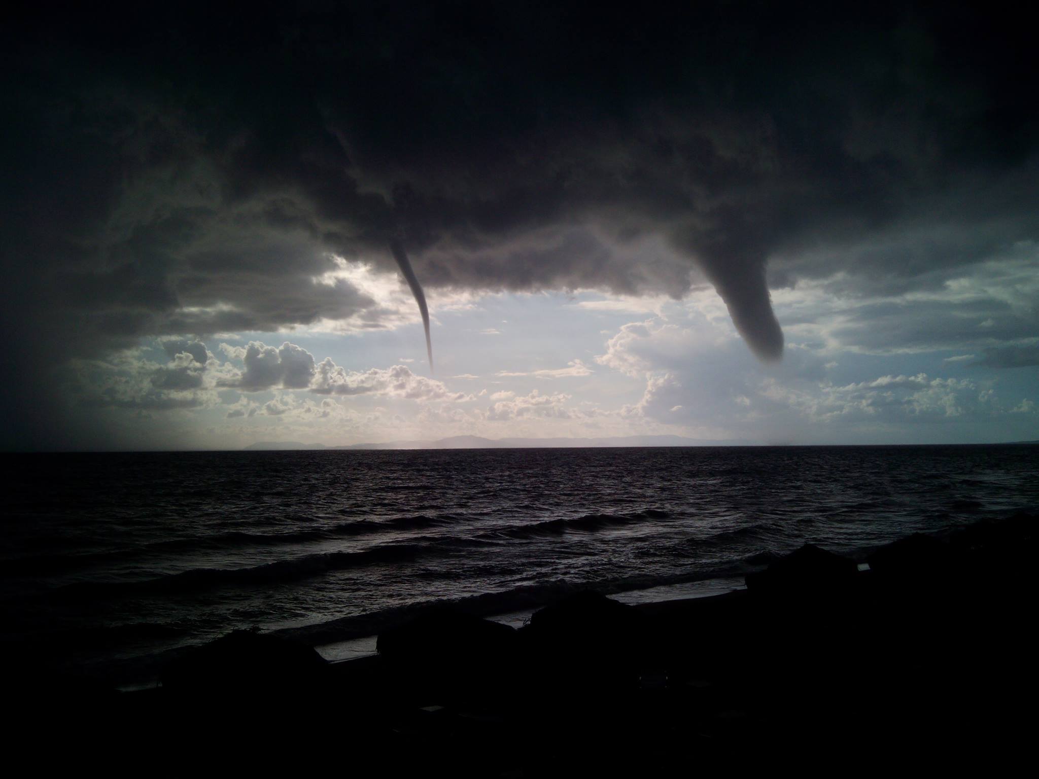 &laquo;&Tau;&rho;ί&gamma;&omega;&nu;&omicron; &tau;&omega;&nu; &Beta;&epsilon;&rho;&mu;&omicron;ύ&delta;&omega;&nu;&raquo; &sigma;&tau;&eta;&nu; &beta;&omicron;&rho;&epsilon;&iota;&omicron;&delta;&upsilon;&tau;&iota;&kappa;ή &Pi;&epsilon;&lambda;&omicron;&pi;ό&nu;&nu;&eta;&sigma;&omicron;: &Alpha;&nu;&epsilon;&mu;&omicron;&sigma;&tau;&rho;ό&beta;&iota;&lambda;&omicron;&sigmaf; &xi;&alpha;&nu;&alpha;&chi;&tau;&upsilon;&pi;ά &kappa;&alpha;&iota; &sigma;&eta;&kappa;ώ&nu;&epsilon;&iota; &sigma;&tau;&omicron;&nu; &alpha;έ&rho;&alpha; &alpha;&upsilon;&tau;&omicron;&kappa;ί&nu;&eta;&tau;&omicron;