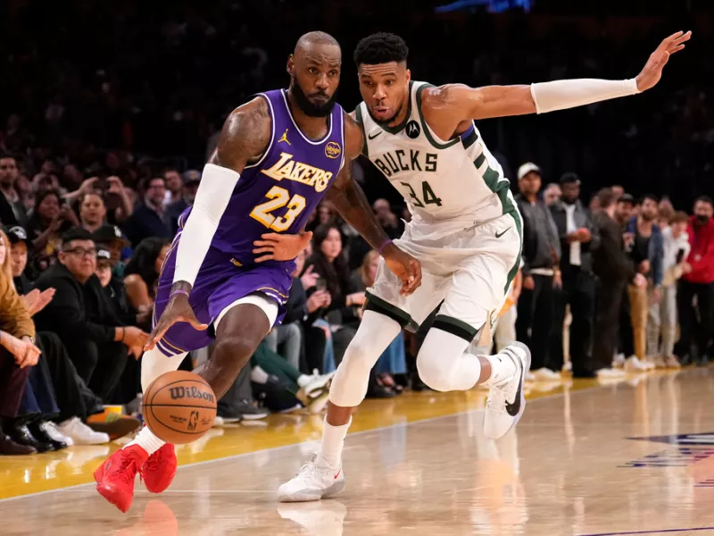 Ο ΛεΜπρον Τζέιμς υποκλίθηκε στον Γιάννη Αντετοκούνμπο: «Είναι τιμή μου να παίζω κόντρα σε εκείνον» (vid)