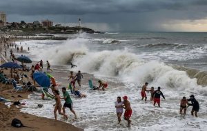 Σπάνιο «μετεο-τσουνάμι» έπληξε την Αργεντινή – Ένας νεκρός και δεκάδες τραυματίες (video)