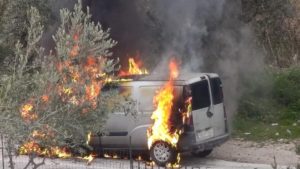 Αυτοκίνητο τυλίχθηκε στις φλόγες στην Αρτέμιδα – Δεν υπήρξαν τραυματίες